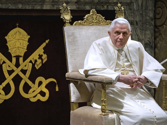 Состояние здоровья почетного Папы Римского серьезно ухудшилось