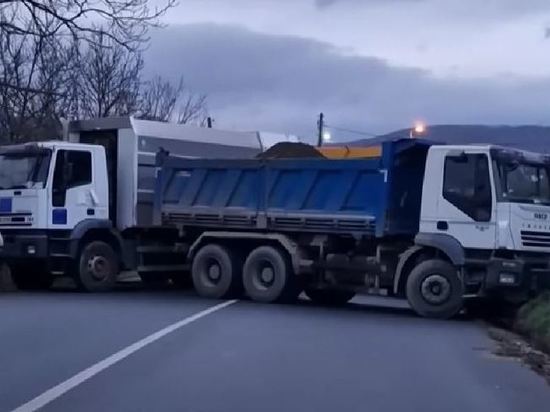 Президент Сербии Вучич призвал косовских сербов демонтировать баррикады