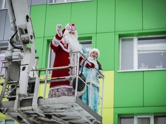 Липецкие Дед Мороз и Снегурочка на автокране поздравили 250 детей в больнице