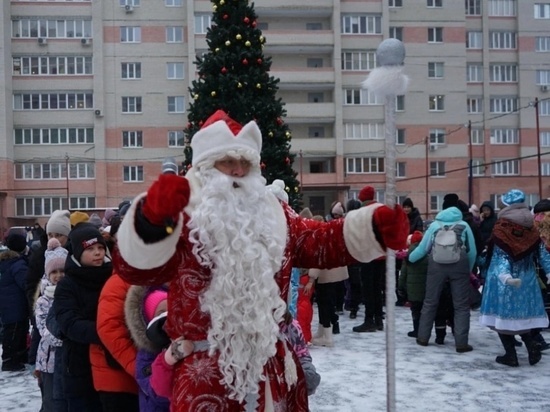 В Тамбове Дед Мороз лично поздравляет жителей разных микрорайонов