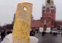 Члены крупнейшего мексиканского наркокартеля «Халиско» выложили видео, где неизвестный в белых перчатках на Красной площади в Москве показывает накладку на рукоятку пистолета, сделанную из золота с бриллиантами
