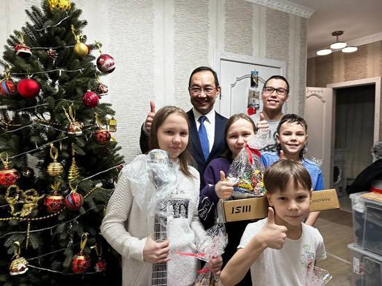 Айсен Николаев исполнил желания детей из многодетной семьи