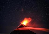 Вулкан Эбеко "поздравил с наступающим Новым годом"двумя выбросами пепла, пишет Telegram-канал "ЧП Сахалин"