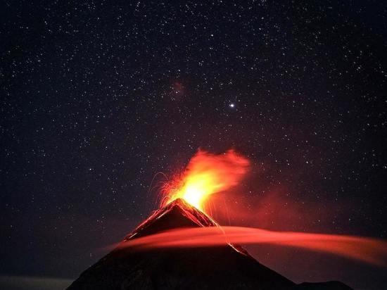 Вулкан Эбеко произвел два выброса пепла