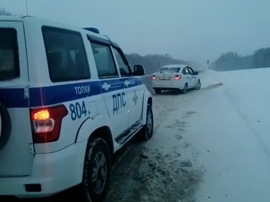 Водитель такси слетел в кювет на кузбасской трассе