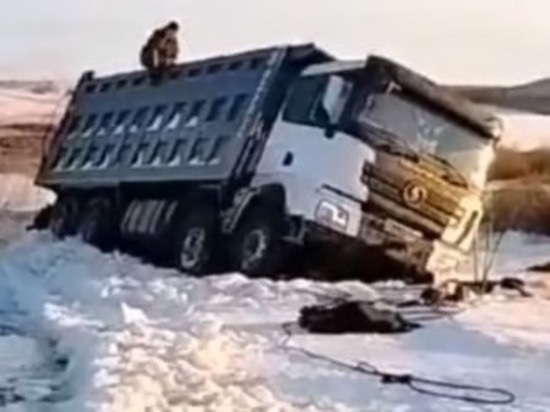 Технику отправили на помощь провалившемуся под лёд грузовику в Забайкалье