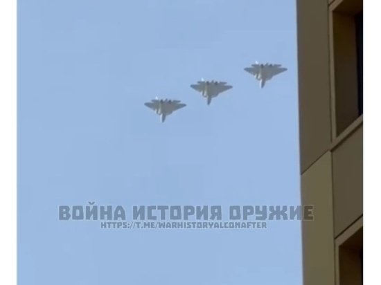 Над Новосибирском заметили четыре истребителя