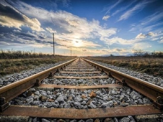 В Барнауле спасли мужчину, который лежал на железнодорожных путях