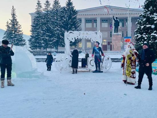 В Бурятии площадь Закаменска украсила фигура Петра I