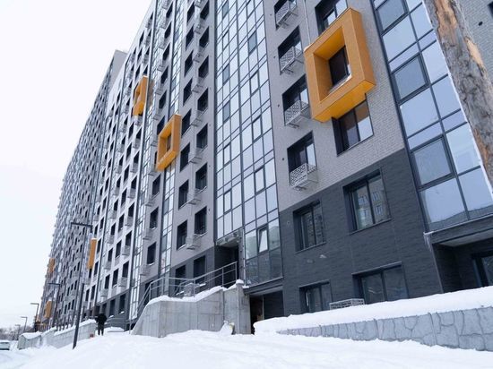 Ключи от новых квартир вручили троим жителям с проблемами здоровья в Южно-Сахалинске
