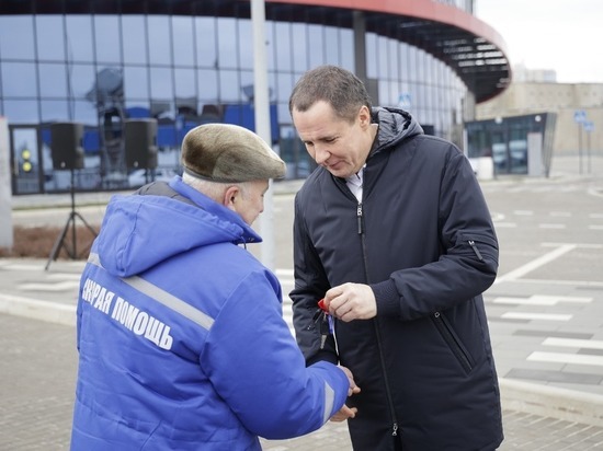 Вячеслав Гладков вручил белгородским медикам ключи от новых машин скорой помощи