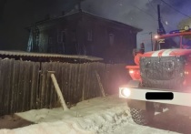 Поздно вечером 28 декабря в микрорайоне Рябково Кургана произошел пожар в четырехквартирном двухэтажном жилом доме, расположенном по адресу: улица Демьяна Бедного, 33