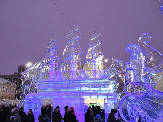 Сказочный ледовый городок открыли в Преображенском парке Екатеринбурга