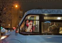 На проспекте Ленина города Тулы один из местных жителей запечатлел маршрутное такси, водитель которого управлял транспортным средством в костюме Деда Мороза