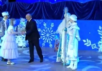 Президент Белоруссии Александр Лукашенко поздравил маленьких жителей республики с наступающим праздником на главной елке страны