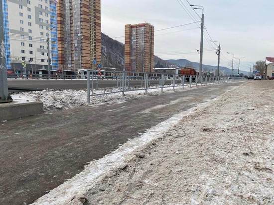 От ленивых и водителей-торопыг в Красноярске вдоль дороги поставили ограждение