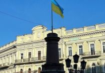 На постаменте снесенного в Одессе памятника основателям города (памятника Екатерине) поставили украинский флаг