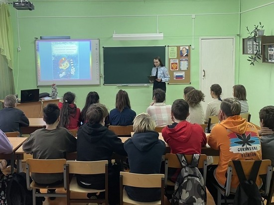 Костромские школьники под руководством автополицейских повторили правила дорожной безопасности