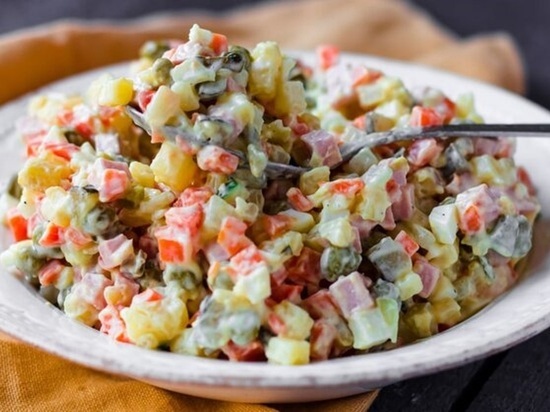 Роспотребнадзор Подмосковья рассказал об опасности вчерашних салатов