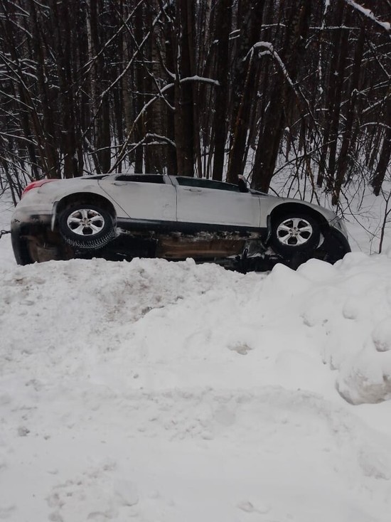 Днем со снежной трассы в Татарстане вылетела легковушка
