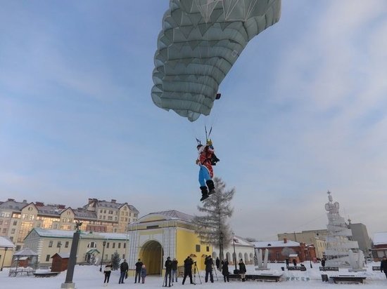 На площадь в Омской крепости с неба спустились Дед Мороз и Снегурочка