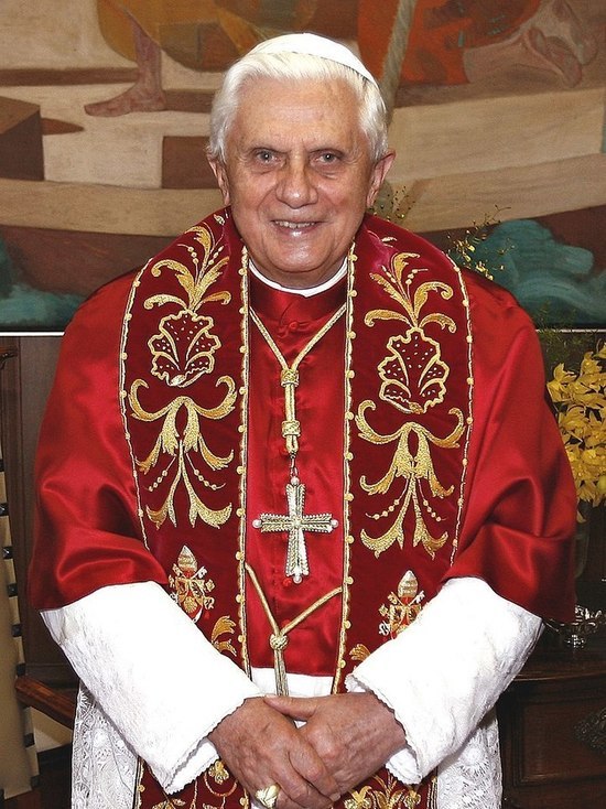 Ватикан считает состояние Бенедикта XVI тяжелым