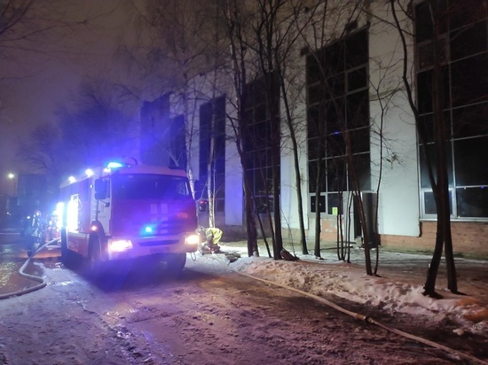 В МЧС уточнили площадь пожара в бизнес-центре на Непокоренных