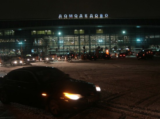 В Домодедово прошла эвакуация пассажиров самолета из-за загоревшегося пауэрбанка
