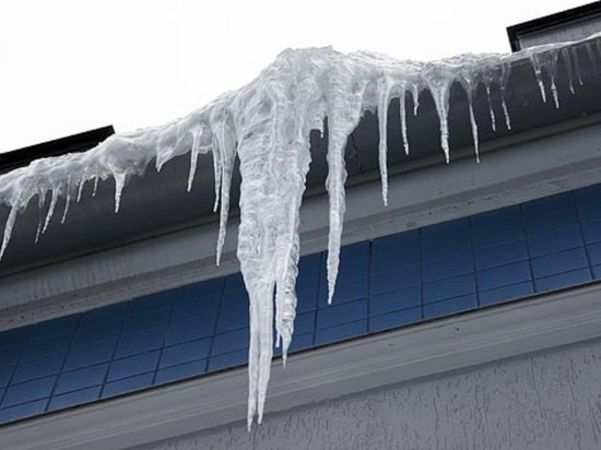 Владимирца накрыло снежной лавиной с крыши дома