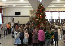 В среду в Астраханской области прошла губернаторская елка, подарки на которой вручали только тем детям, родители которых был мобилизованы. Родителям остальных детей сообщили, что подарки им вручат в их учреждениях.
