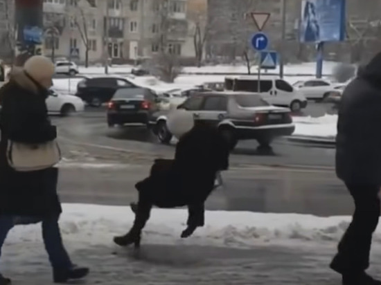 В Кирове подрядчики придумали способ дробления наледи на тротуарах