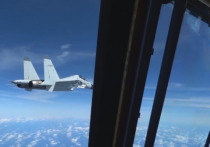 Пентагон опубликовал видео опасного маневрирования китайского истребителя J-11 рядом с самолетом-разведчиком RC-135 над Южно-Китайским морем