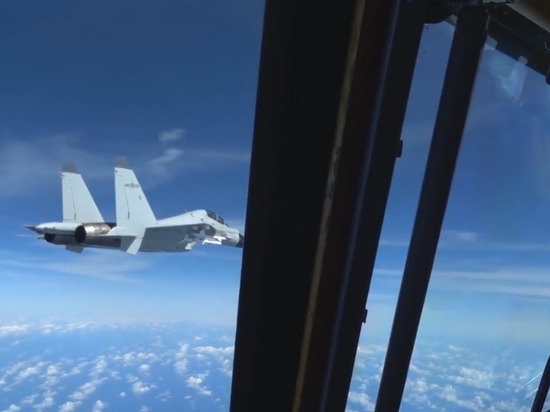 Китайский истребитель пролетел в нескольких метрах от американского самолета