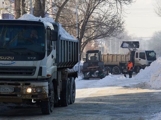 Ночью 30 декабря снег с улиц Южно-Сахалинска убирали 243 машины