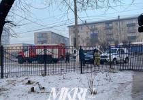 Машина пожарных подъехала к зданию культурно-досугового центра «Спутник» в Чите, сообщил очевидец