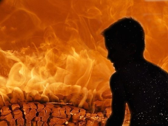 Три ребенка пострадали на пожаре дома в Чите