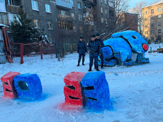 В Новокузнецке курсанты построили снежные фигуры для детей, которые больны раком