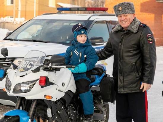 Мальчик на Сахалине на день стал сотрудником ГИБДД