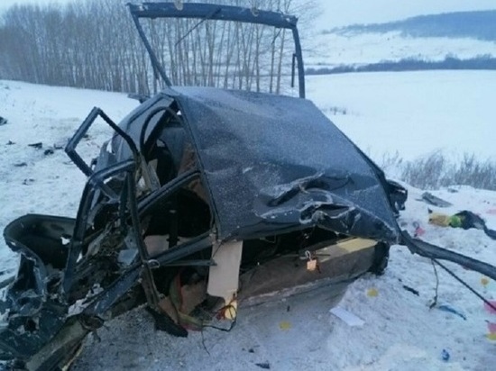 Выехавшая на встречку Лада влетела в фургон на трассе в Татарстане, есть погибший