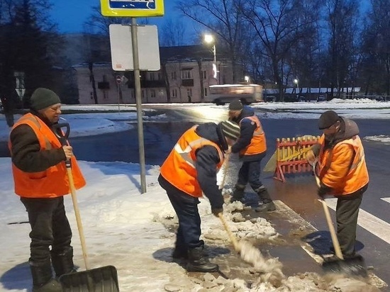 Курск продолжают очищать от снега 60 единиц техники