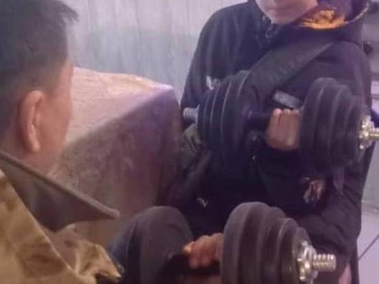 Бойцы из АБО помогли Жамсуеву подарить гантели мальчику из ДНР