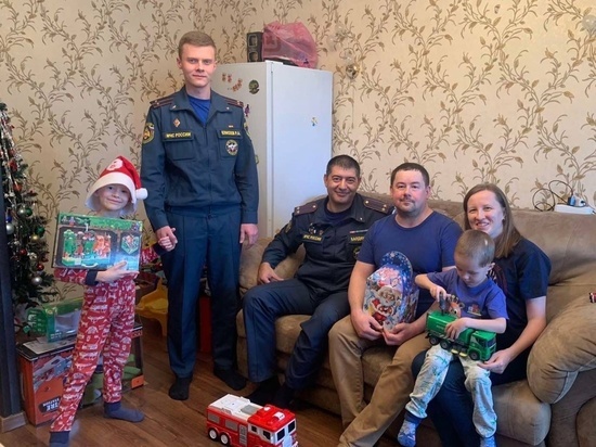 Спасенного из-под завалов в Магнитогорске Ваню Фокина поздравили с Новым годом сотрудники МЧС
