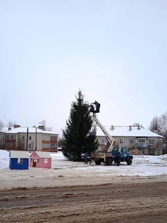 Специалисты "Тверьэнерго" помогли украсить новогоднюю елку в поселке Тверской области