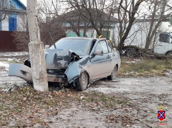 Под Волгоградом в ДТП пострадала пассажирка врезавшейся в столб «Лады»