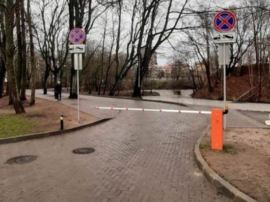 В Южном парке Калининграда запретили парковаться