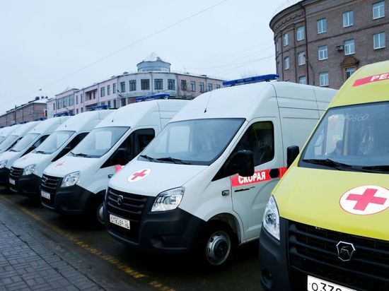 Новые машины "скорой помощи" передали брянским медучреждениям