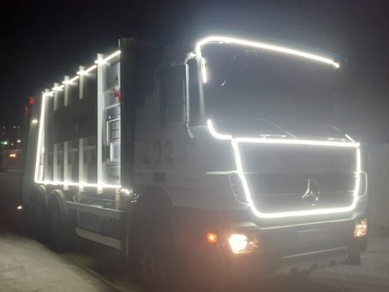 Светящийся мусоровоз дарит красноярцам новогоднее настроение