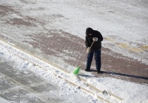 Противогололедную смесь с тротуаров Екатеринбурга сметают рабочие