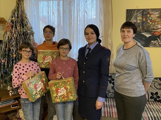 В Пскове следователи поздравили детей-сирот с наступающими новогодними праздниками