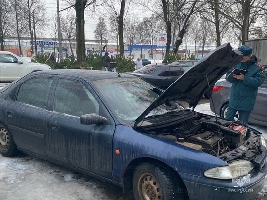 В Орле на парковке загорелась иномарка